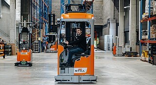 Man sitzt in einem STILL Stapler und schaut in die Kamera
