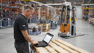 Ein Servicetechniker muss vielseitig sein: Probleme lösen, optimieren und mit geschultem 360°-Rundumblick möglichst proaktiv handeln, bevor Störungen überhaupt entstehen.