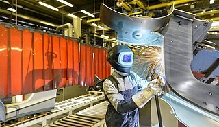 Schweißer (Schlosser, Konstruktionsmechaniker, Schweißtechniker oder Metallbauer) bei der Arbeit