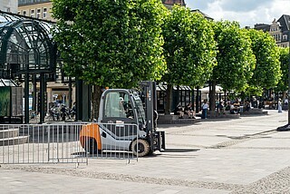 Wer mit einem Gabelstapler außerhalb des Betriebsgeländes auf öffentlichen Straßen fahren möchte, braucht neben dem Staplerschein auch noch einen Führerschein der Klasse L oder höher.
