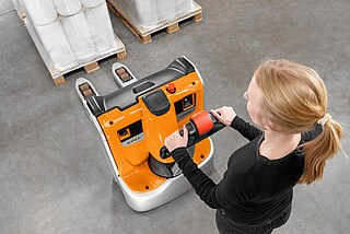 Nicht alle Flurförderzeuge im Betrieb erfordern einen Staplerschein – für Mitgänger-Fahrzeuge ist lediglich eine Einweisung durch den Arbeitgeber Pflicht.