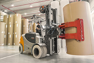 Paper roll clamp: STILL's special attachments expand the range of applications for the trucks and allow them to be specialised for specific loads.