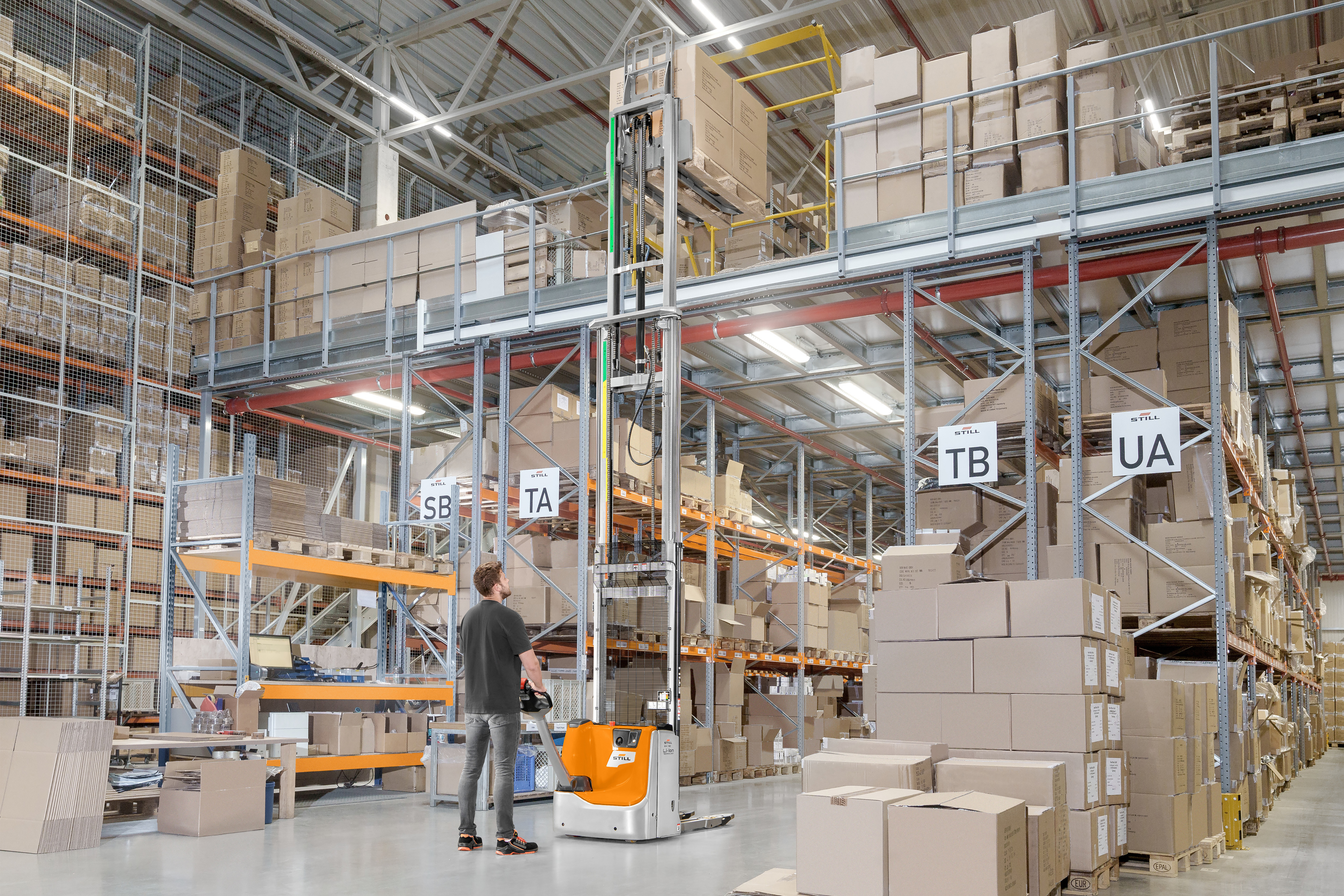 Pallet truck checklist: How to find the right warehouse truck